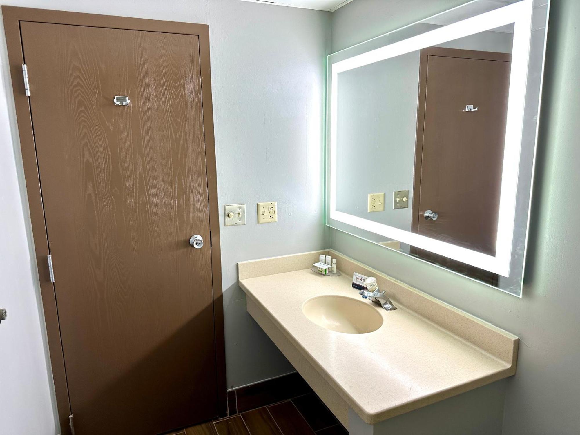 แคลเรียน โฮเต็ล แอนด์ คอนเฟอเรนซ์ เซ็นเตอร์ Hotel บาราบู ภายนอก รูปภาพ